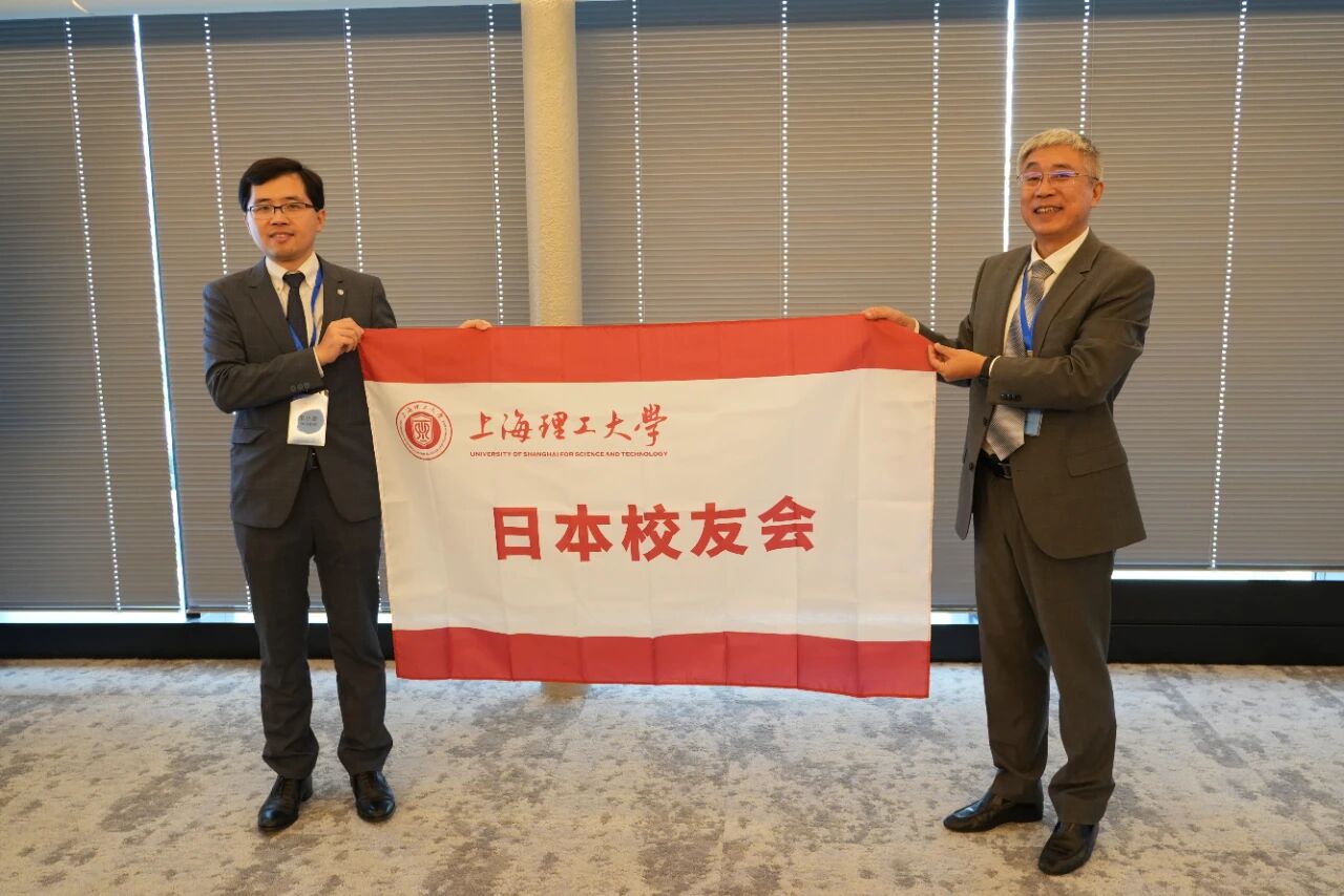 向日本校友会授旗