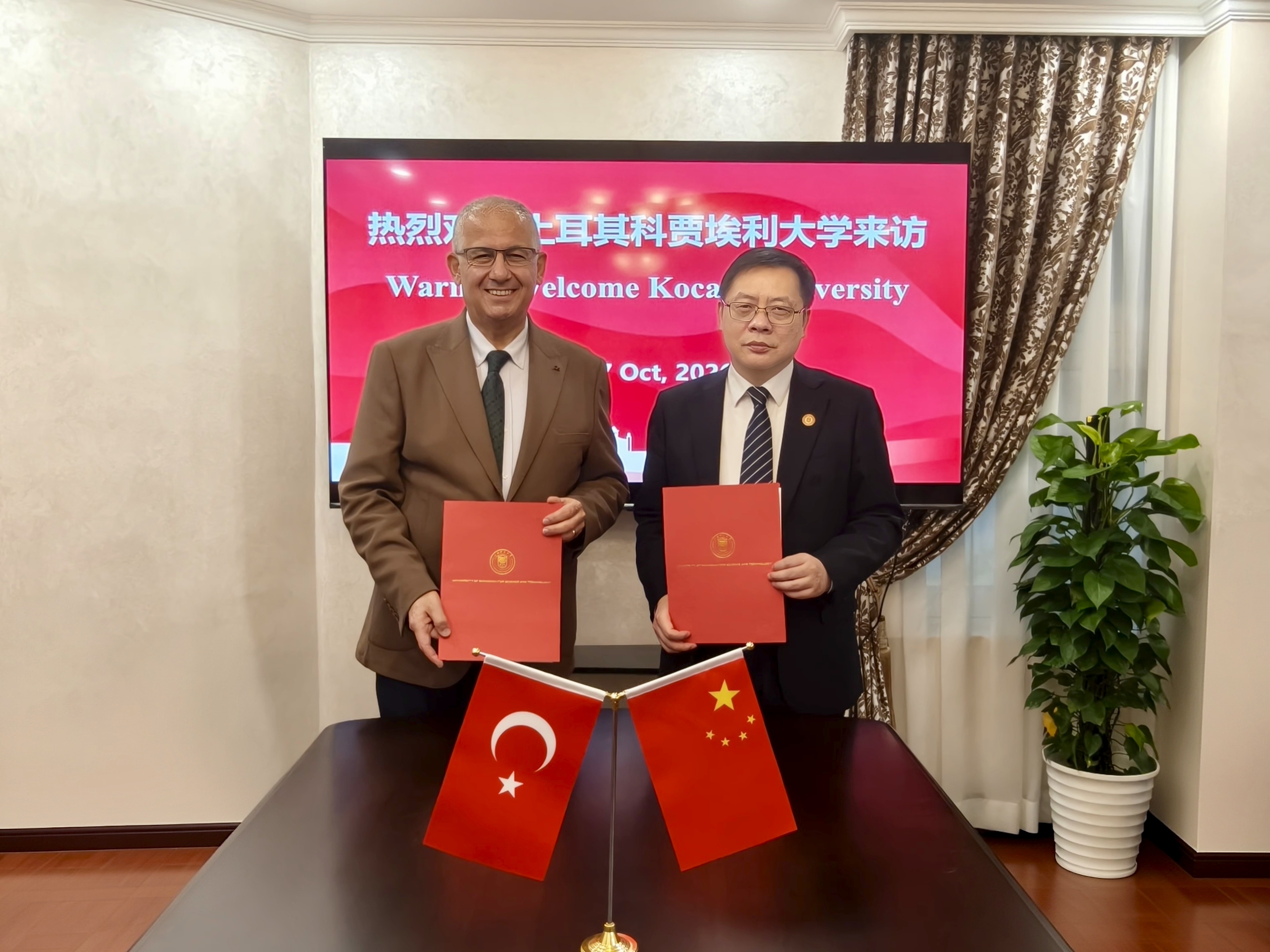 与科贾埃利大学会谈现场 与科贾埃利大学签署合作备忘录